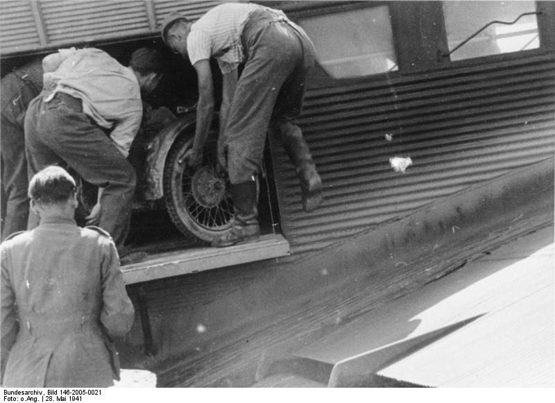 Bundesarchiv_Bild_146-2005-0021,_Kreta,_Ausladen_eines_Motorrads_mit_Beiwagen.jpg