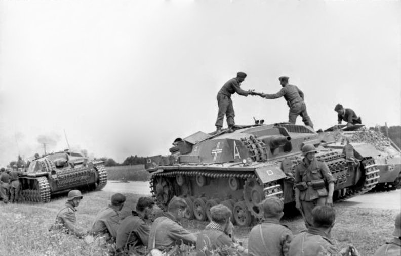 Bundesarchiv_Bild_101I-009-0882-04,_Russland-Nord,_Vormarsch_durch_Lettland.jpg