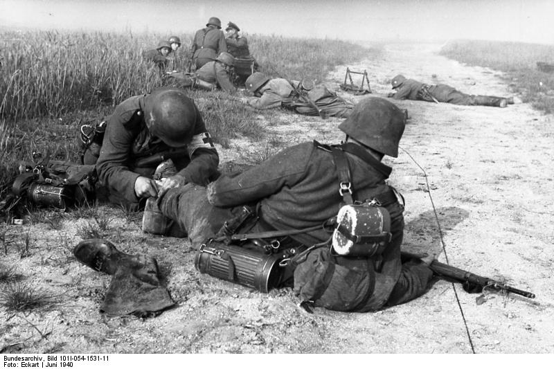 Bundesarchiv_Bild_101I-054-1531-11,_Frankreich,_erste_Hilfe_für_Verwundeten.jpg