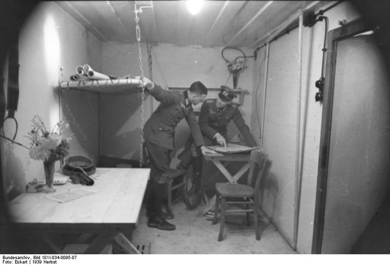 Bundesarchiv_Bild_101I-034-0095-07,_Im_Westen,_Bunker_an_Oberrheinfront_am_Fluss.jpg