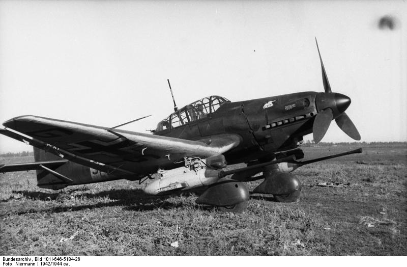Sowjetunion.- Flugzeug Junkers Ju 87 G &quot;Stuka&quot; mit 3,7-cm-Kanonen FlaK 18 (&quot;Kanonenvogel&quot;) auf einem Feldflugplatz; PK Lw zbV <br />Source Deutsches Bundesarchiv (German Federal Archive), Bild 101I-646-5184-26