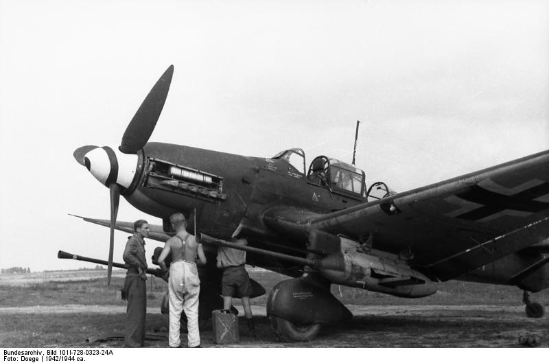 Flugzeug Junkers Ju 87 Zusatz: [Ohne Ortsangabe] Auf einem Feldflugplatz.- Mechaniker bei Wartung / Reparatur einer Junkers Ju 87 G &quot;Stuka&quot; mit 3,7-cm Flak (&quot;Kanonenvogel&quot;); KBK Lw24 Source Deutsches Bundesarchiv (German Federal Archive), Bild 101I-728-0323-24A