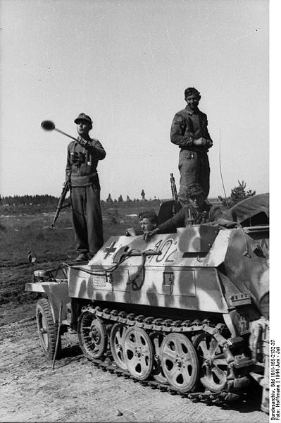 399px-Bundesarchiv_Bild_101I-155-2132-37%2C_Russland%2C_leichter_Sch%C3%BCtzenpanzer.jpg