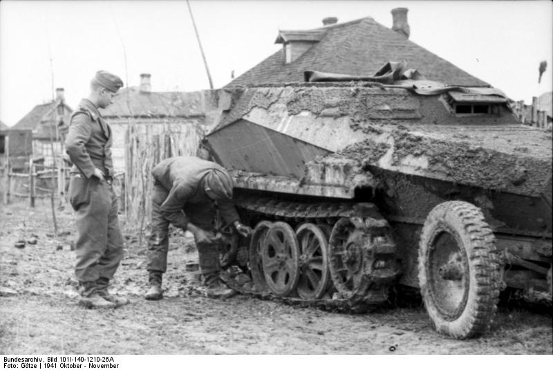 Bundesarchiv_Bild_101I-140-1210-26A%2C_Russland-Mitte%2C_Sch%C3%BCtzenpanzer_im_Schlamm.jpg