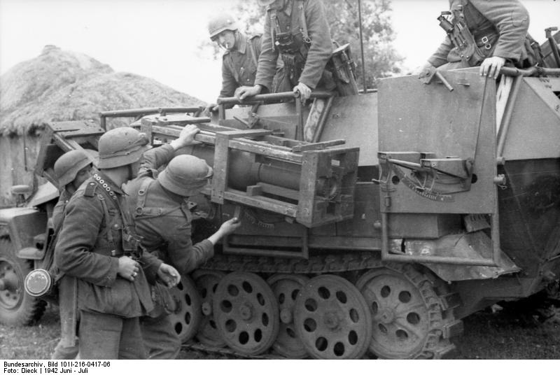 Bundesarchiv_Bild_101I-216-0417-06%2C_Russland%2C_schwerer_Wurfrahmen_an_Sch%C3%BCtzenpanzer.jpg