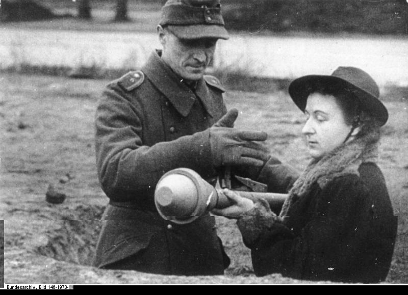 Bundesarchiv_Bild_146-1973-001-30%2C_Volkssturm%2C_Frau_mit_Panzerfaust.jpg