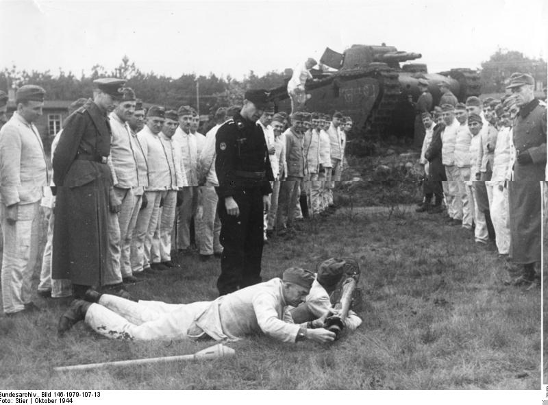 Bundesarchiv_Bild_146-1979-107-13%2C_Volkssturm%2C_%C3%9Cbung_mit_Panzerschreck.jpg