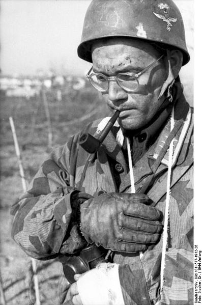 Italien, Monte Cassino.- Verwundeter Soldat (Fallschirmjäger-Oberfeldwebel) Pfeife rauchend; Fs AOK