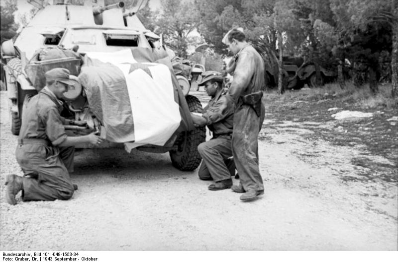 Bundesarchiv_Bild_101I-049-1553-34,_Jugoslawien,_Split,_Flagge_auf_Panzer.jpg