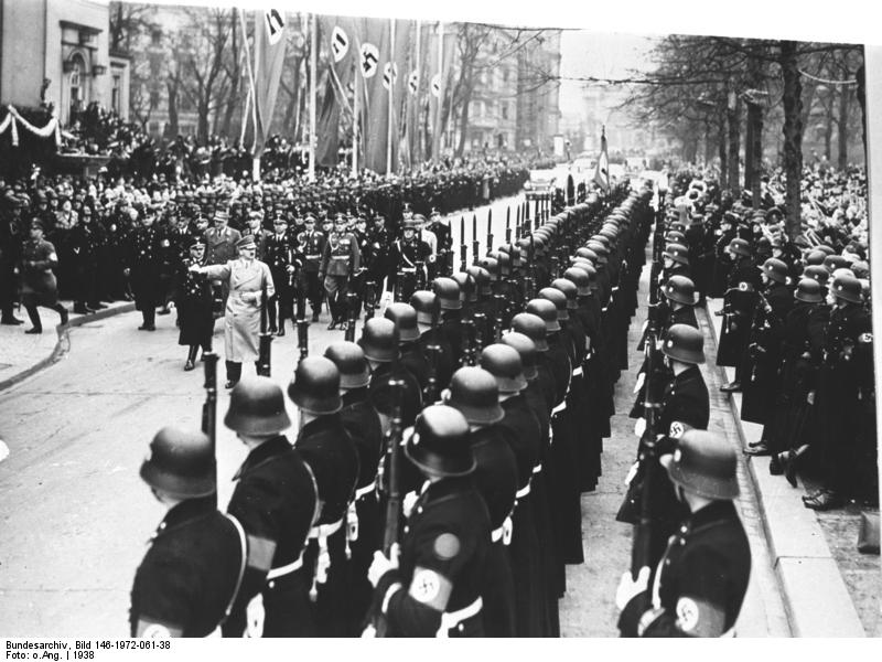 Bundesarchiv_Bild_146-1972-061-38,_Berlin,_vor_Krolloper,_Hitler_mit_Leibstandarte.jpg