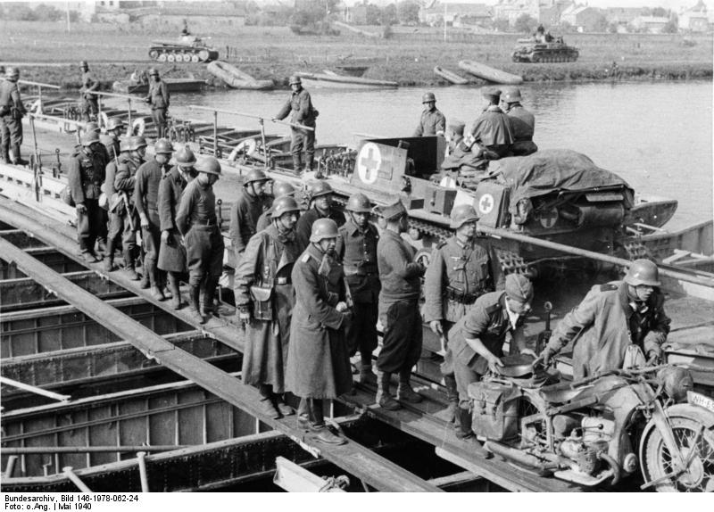 Bundesarchiv_Bild_146-1978-062-24,_Floing,_Pontonbrücke_über_die_Maas.jpg