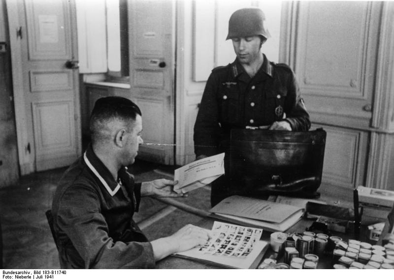 Bundesarchiv_Bild_183-B11740%2C_Frankreich%2C_Versand_von_PK-Bildern.jpg