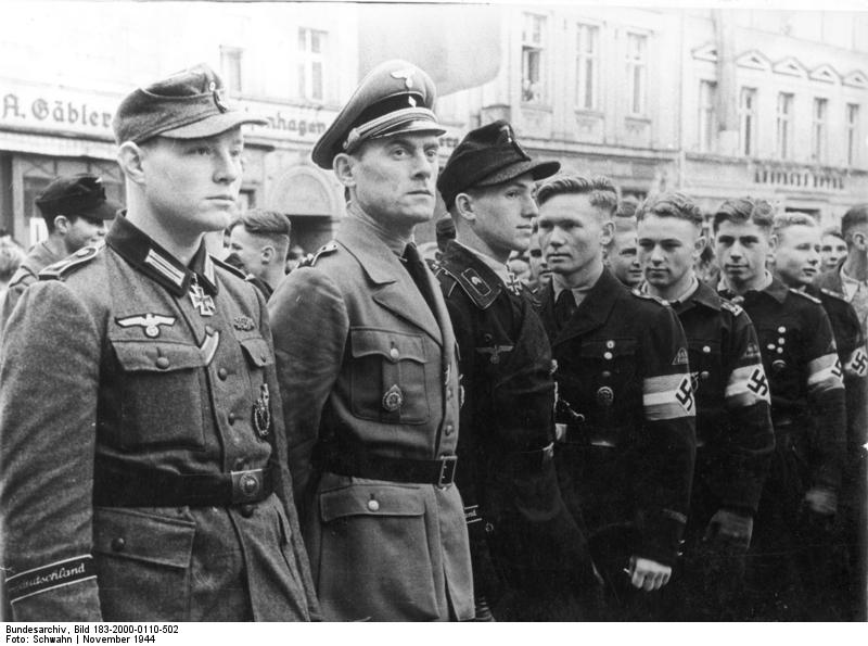 Bundesarchiv_Bild_183-2000-0110-502%2C_Einr%C3%BCcken_von_Kriegsfreiwilligen%2C_Ritterkreuztr%C3%A4ger.jpg