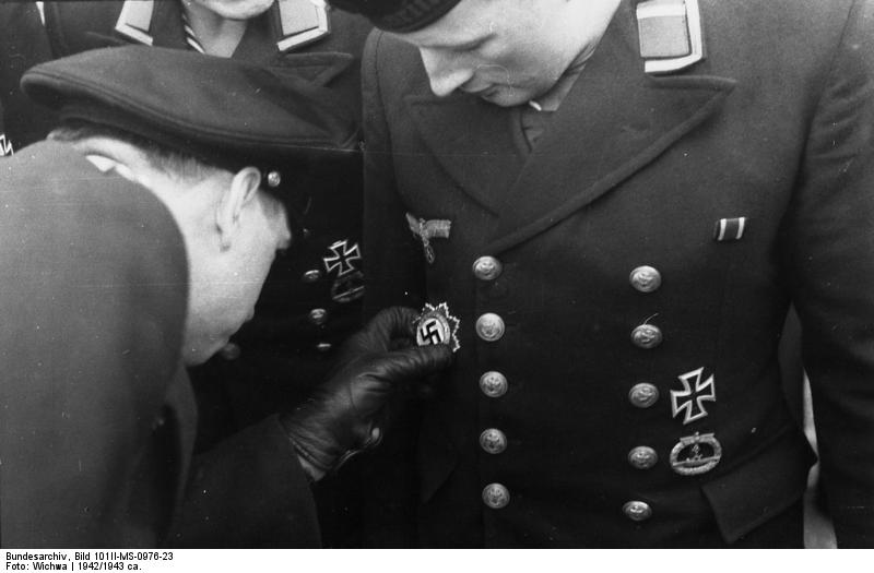 Bundesarchiv_Bild_101II-MS-0976-23,_Ordensverleihung_an_U-Boot-Besatzung.jpg