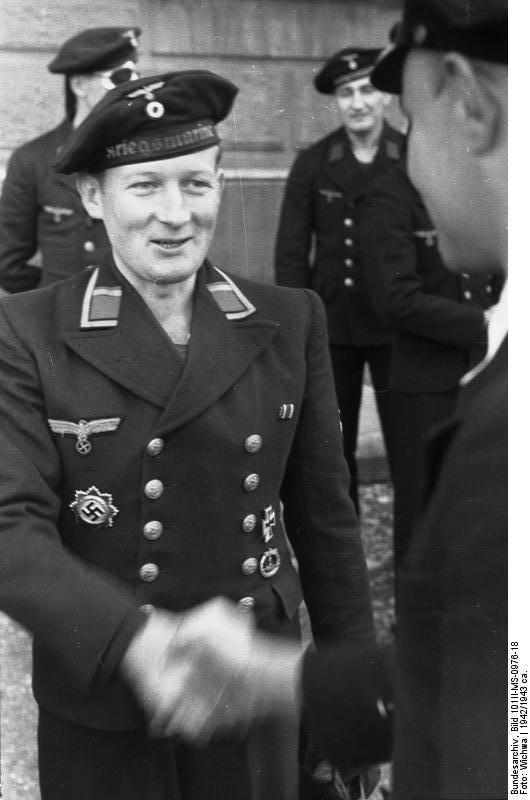 Bundesarchiv_Bild_101II-MS-0976-18,_Ordensverleihung_an_U-Boot-Besatzung.jpg