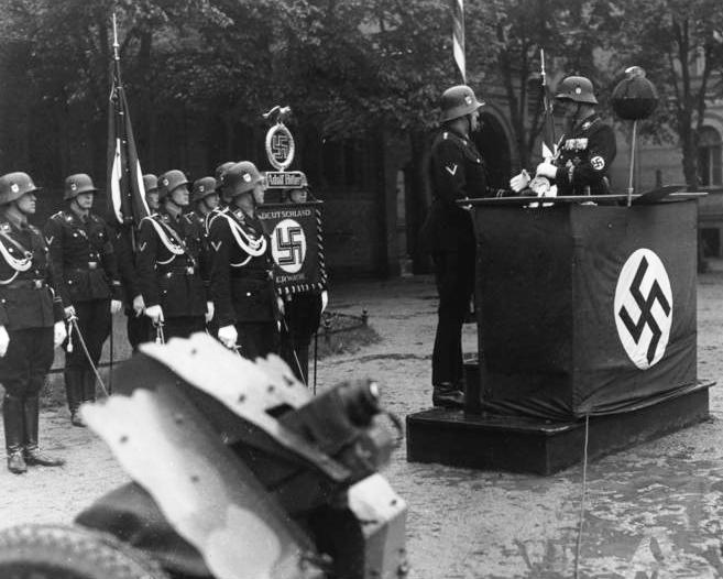 Bundesarchiv_Bild_119-01-03,_Berlin,_Parade_zum_dritten_Jahrestag_LSSHA_crop.jpg